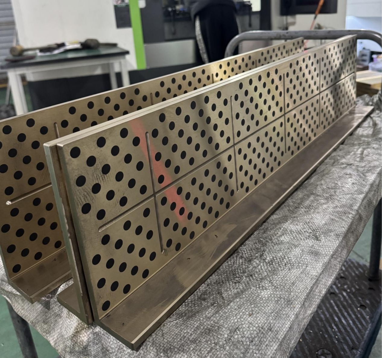 Apa perbedaan antara perunggu timah dan perunggu aluminium dalam bantalan pelumasan diri?